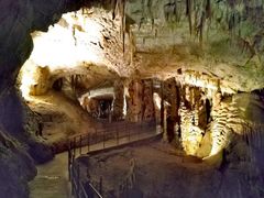 -波斯托伊纳溶洞