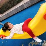 看上去荡得很高，但其实人是整个陷在里面