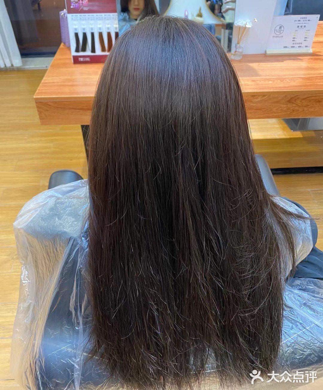 超级显白的发色。