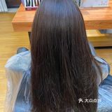 超级显白的发色。