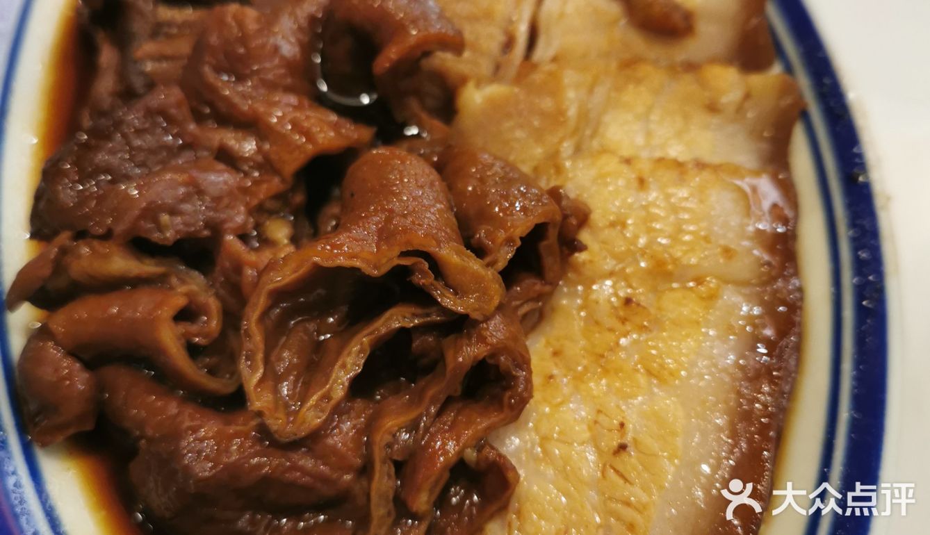 入口即化的肉骨茶，浓浓的胡椒味[加油]