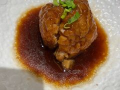 鸭蛋黄狮子头-梅飞酒家(名辉豪庭店)