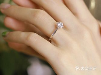 我的戒托是在经典六爪中加了些改动，下面加了皇冠的造型
