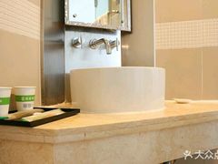 -莫泰酒店(上海虹桥北新泾地铁站天山路店)