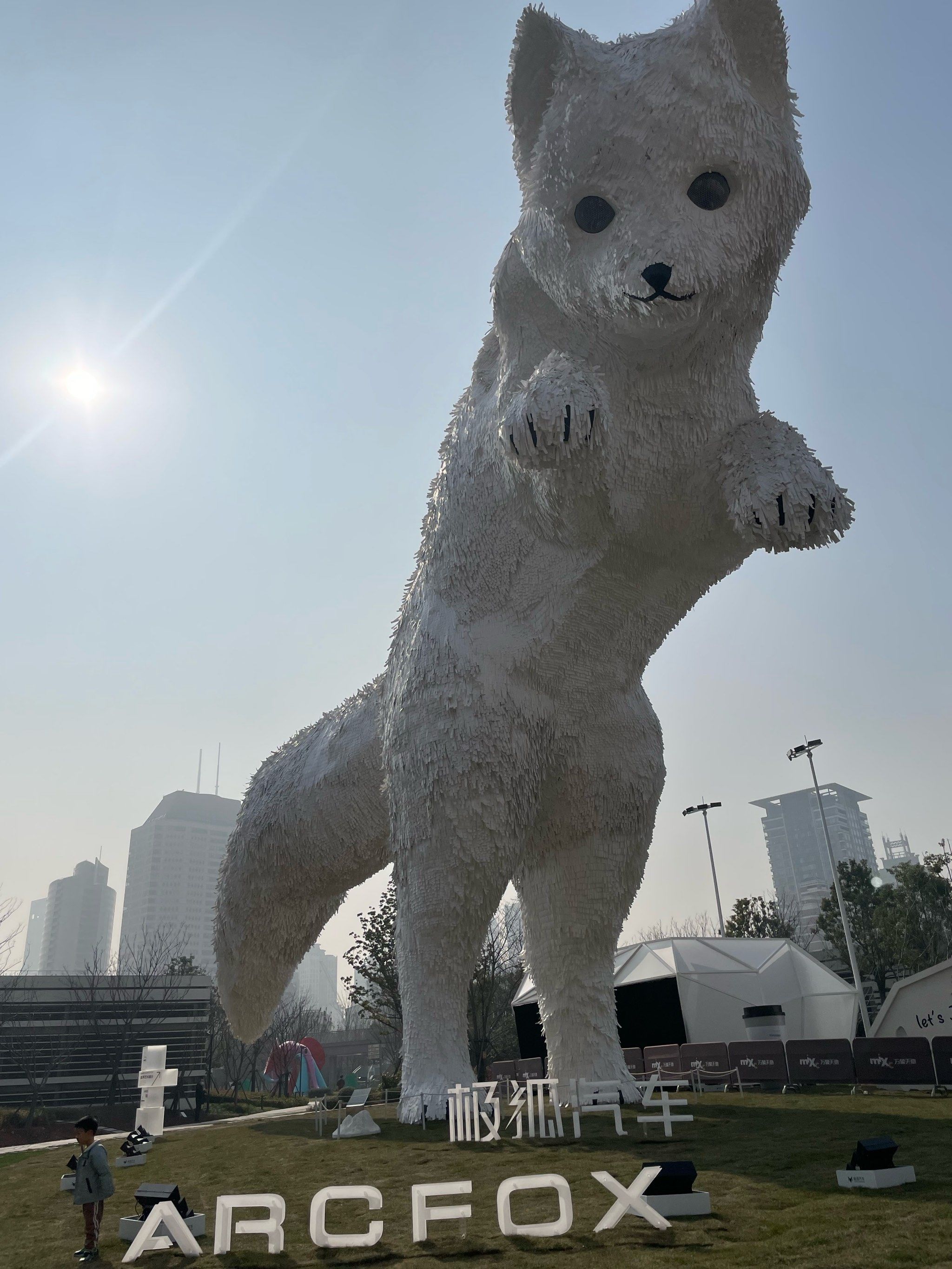 巨型雕塑超吸睛02上海这只大狐狸