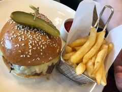 经典美式汉堡配秘制酱汁-WOLFGANG PUCK KITCHEN & BAR(迪士尼小镇店)