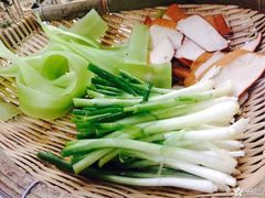 -茅草房·河畔园林火锅