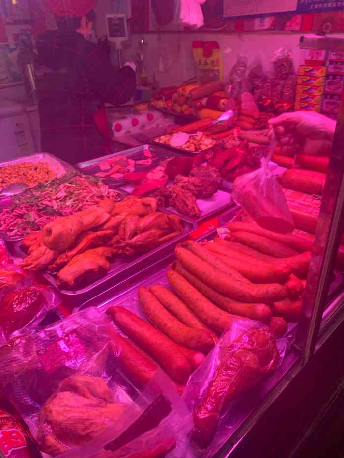 茂名道菜市场里面的二厂酱货,貌似大家还是挺认这个老牌子的,生意不错