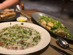 温海鲜色拉配牛油果-Carbon莫卡哆·意大利复古集市餐厅(杭州大厦店)