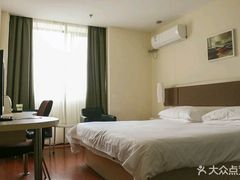 -莫泰酒店(上海虹桥北新泾地铁站天山路店)