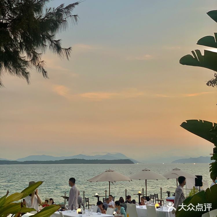 东南亚风情度假酒店，傍晚在海边日落下的晚餐