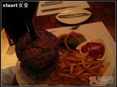 大家主意看,汉堡上是一把刀-丽晶酒店-金宝99 Restaurant