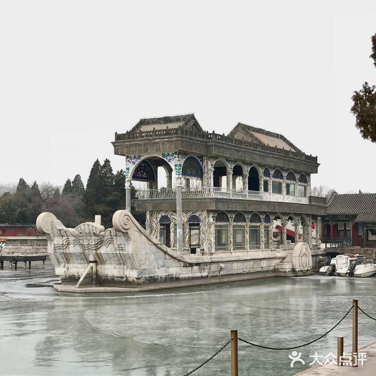 园内亭、台、楼、阁、廊、榭等不同形式的建筑风格