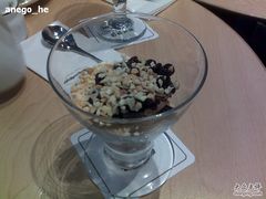 巧克力冰激凌+杏仁粒-哈根达斯(美罗城店)