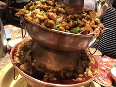 -沪小二炭火蛙锅(淮海中路美食不夜城店)