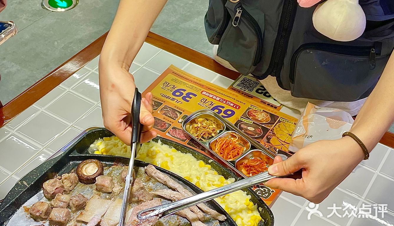 千万别来这家烤肉店 我怕吃完走不动了