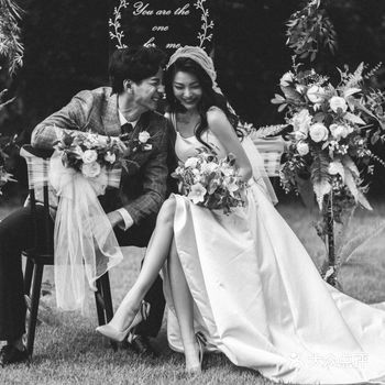 黑白灰色调对于婚纱照是一种很突出的色调，建议收藏！