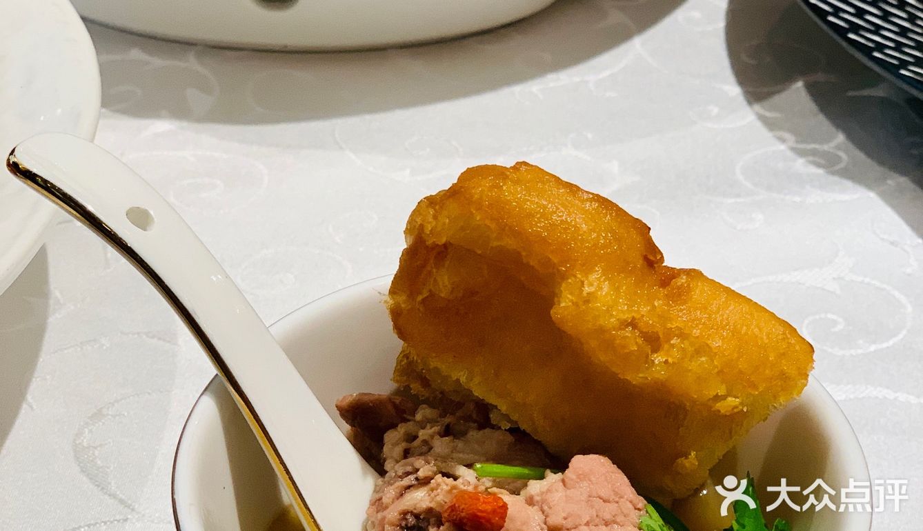 牛油果虾肉小金杯挺可口，沙拉酱加上外层的酥塔
