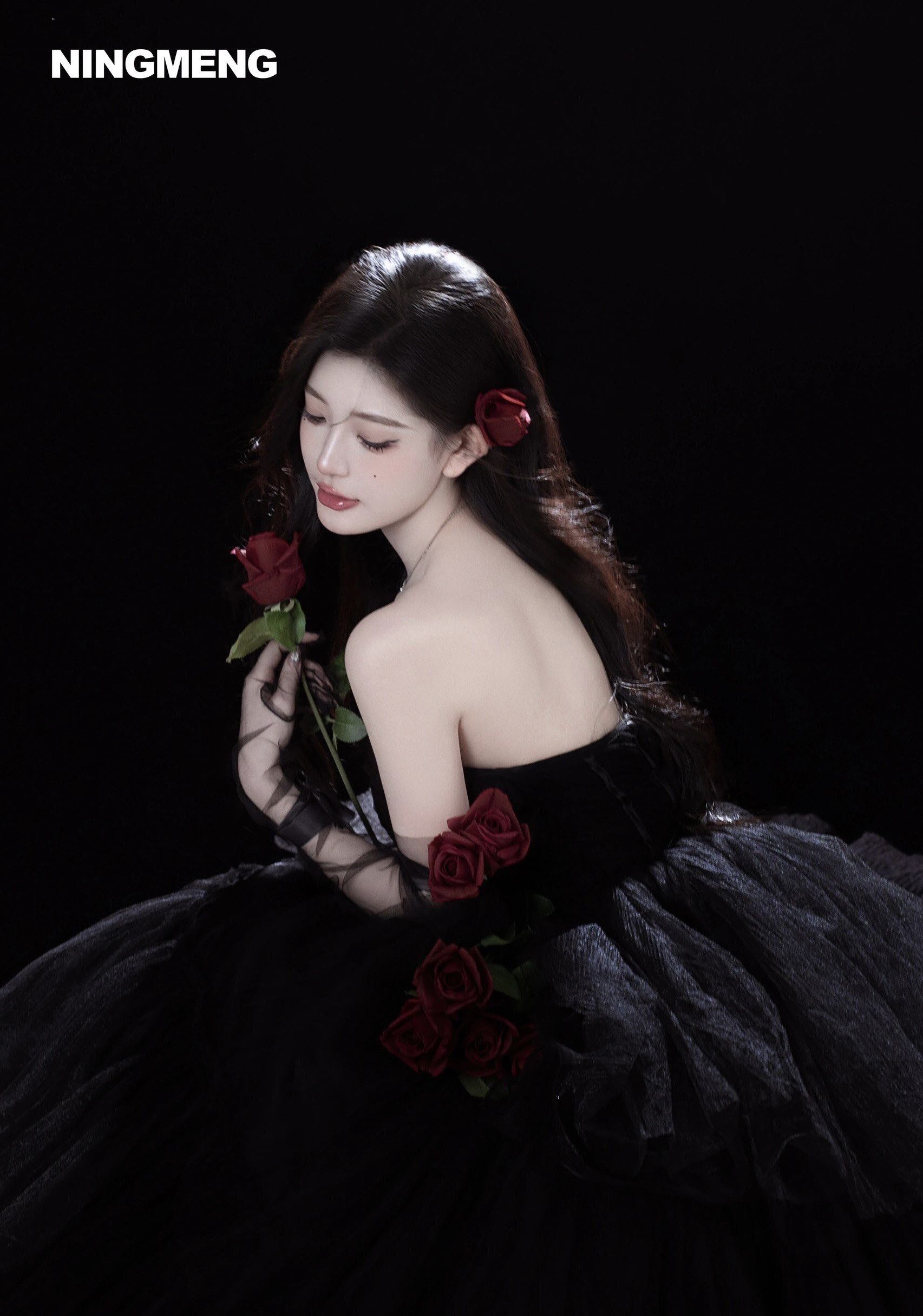 一袭抹胸款优雅的黑色婚纱 神秘 魅惑是黑色的专属标签 黑纱寓