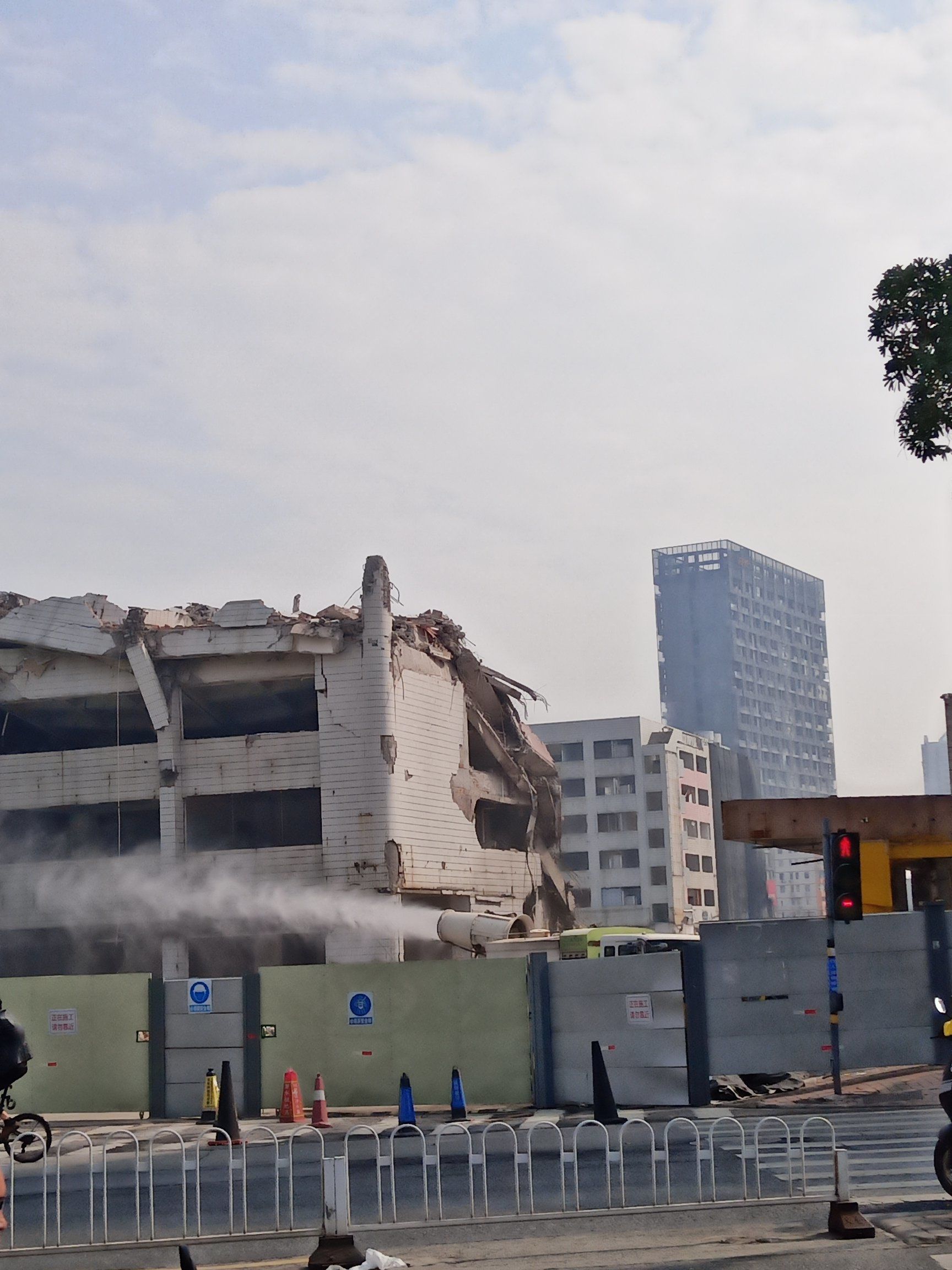 这栋楼还在拆,好像拆来拆去都拆不完一样