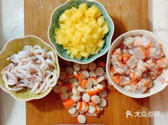 食材：隔夜米饭、大虾、鱿鱼、蟹棒、菠萝