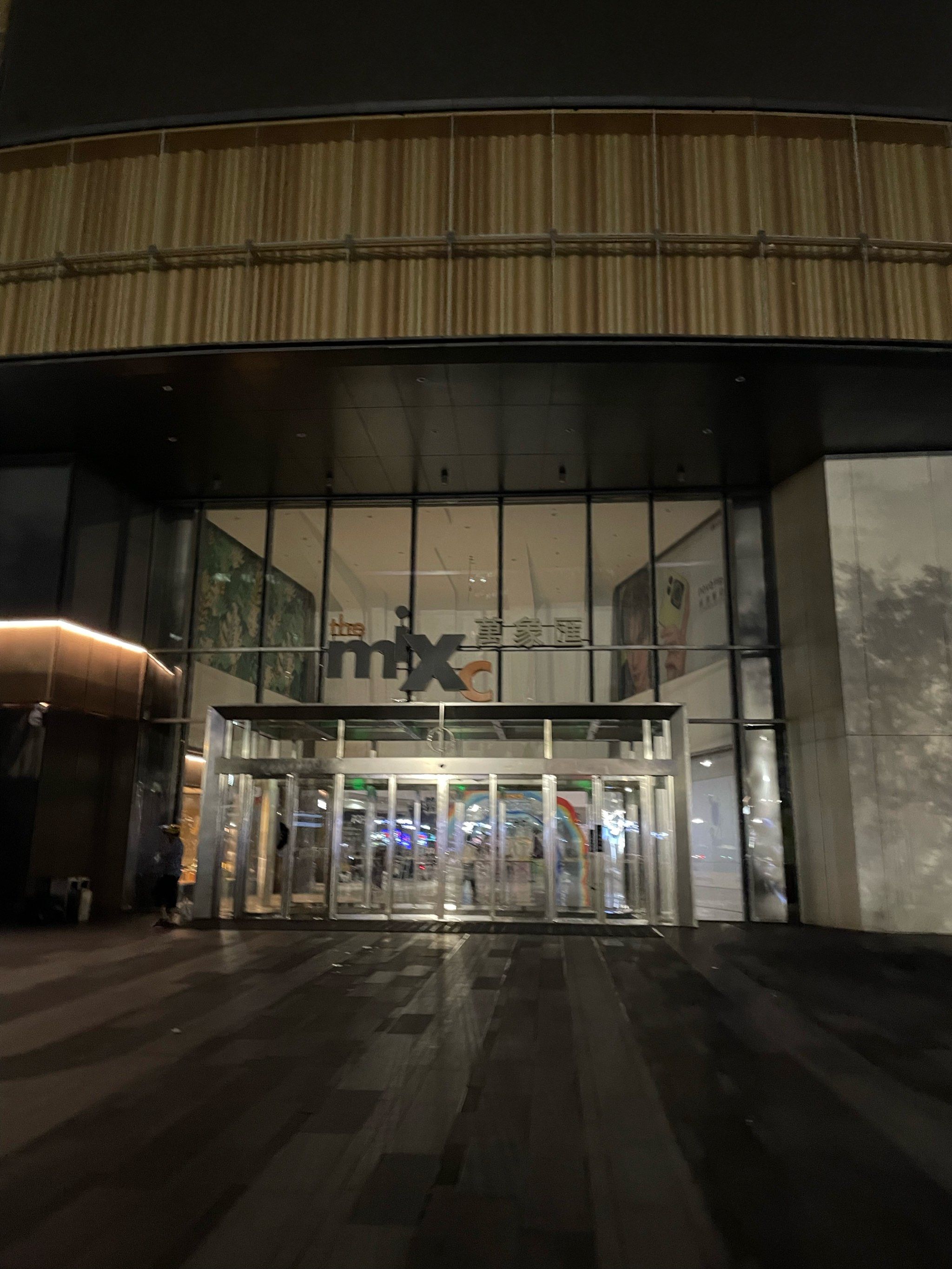 平时来逛商场都是熙熙攘攘的人群,难得见到如此空旷的场面