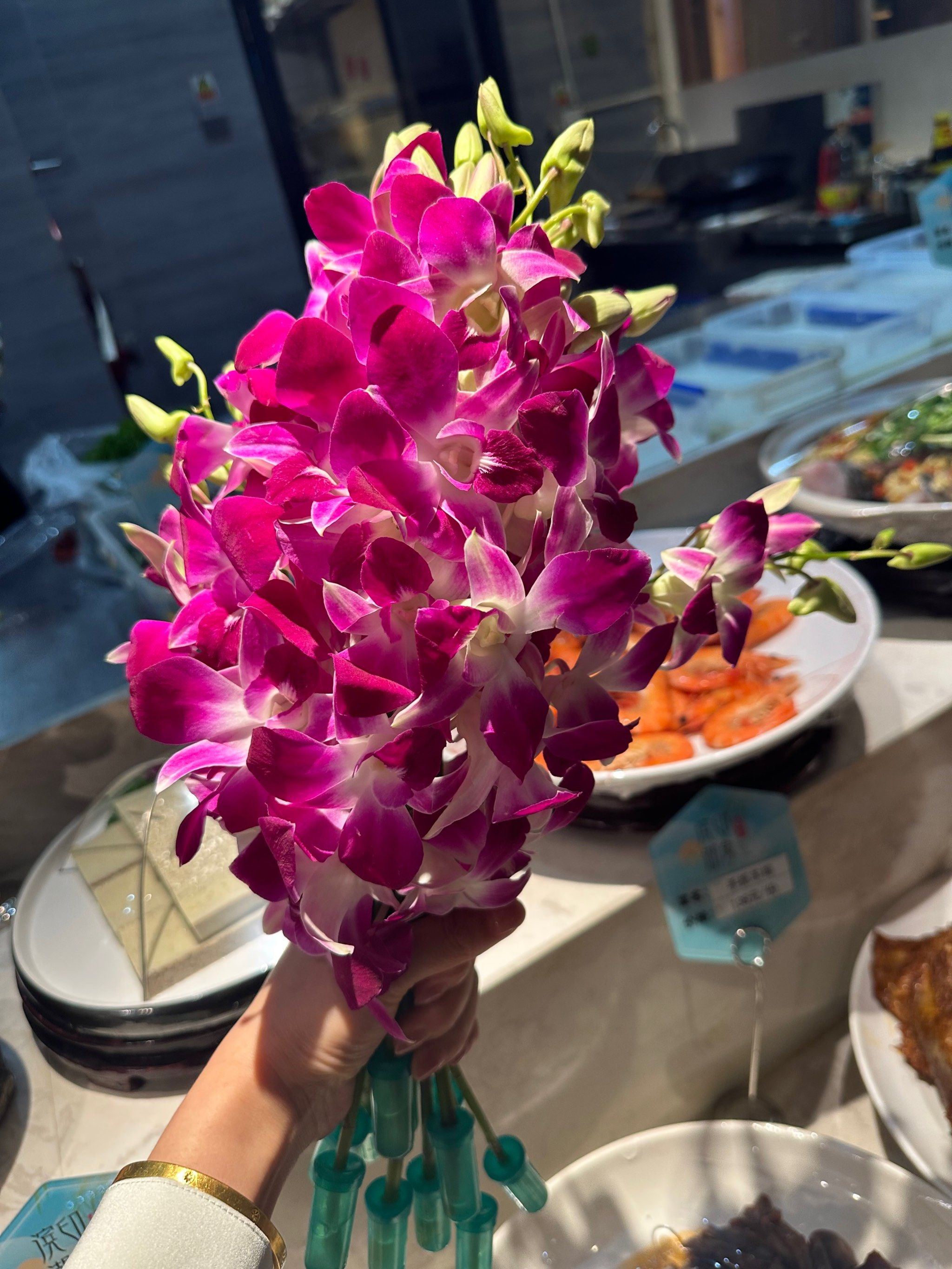 餐桌上的摆盘鲜花,是一场视觉的盛宴