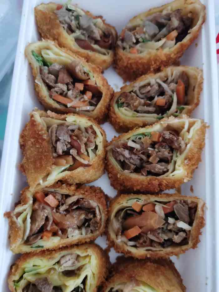 打分 鸭丝卷是热的,外皮香酥.里面有鸭肉,胡萝卜丝,葱丝.