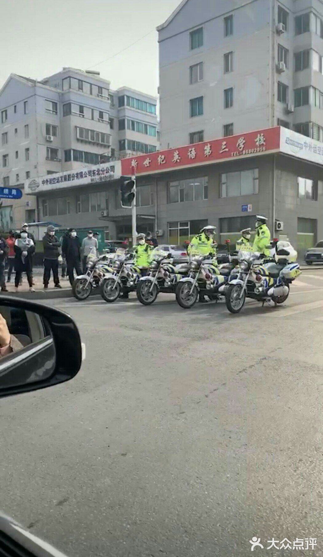 先交费再预约。我什么也不想说了，也斜么她一下