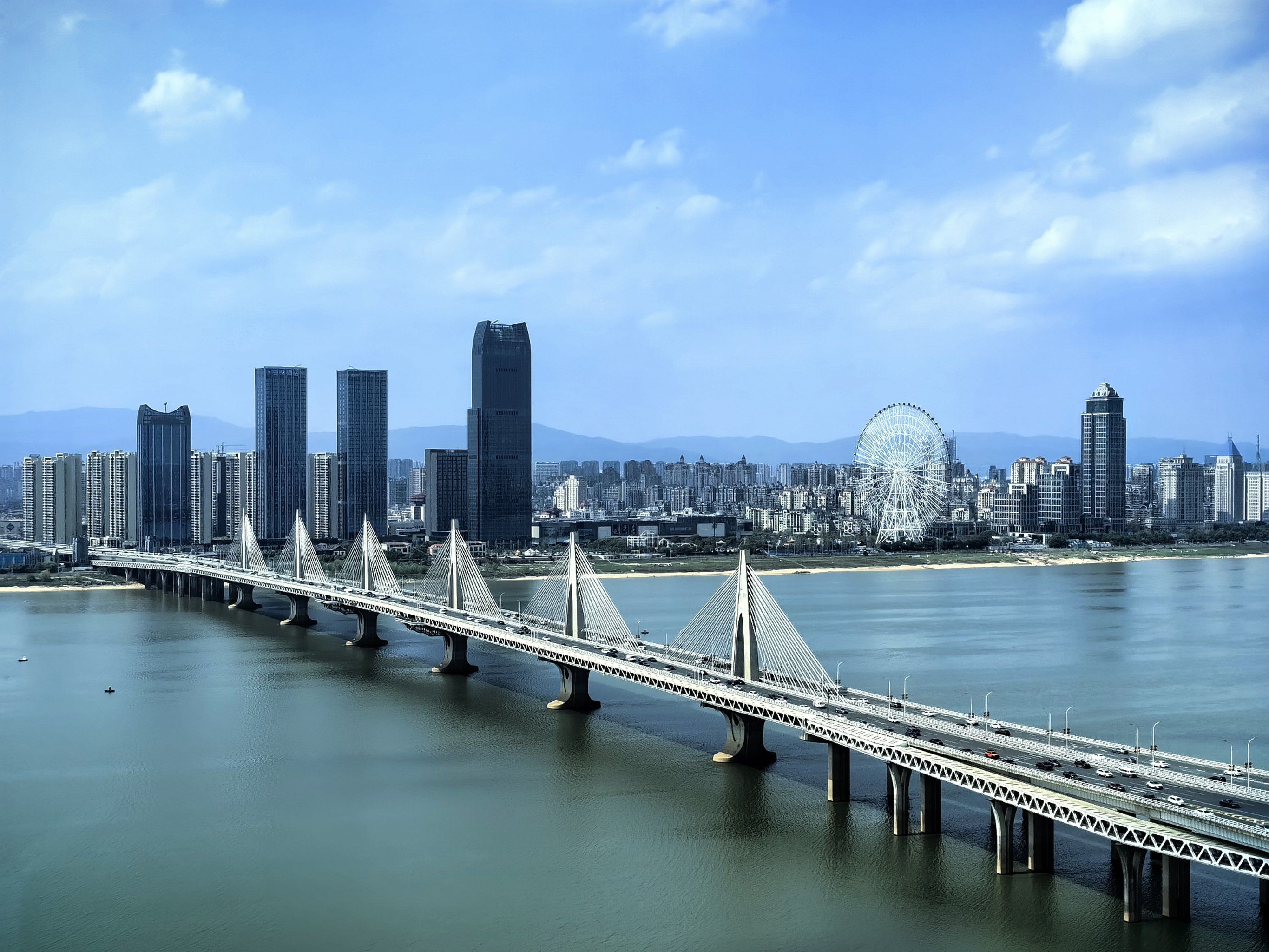 坐落在朝阳大桥江畔,学习累了一抬头,一线江景,双子塔,南昌之星摩天轮