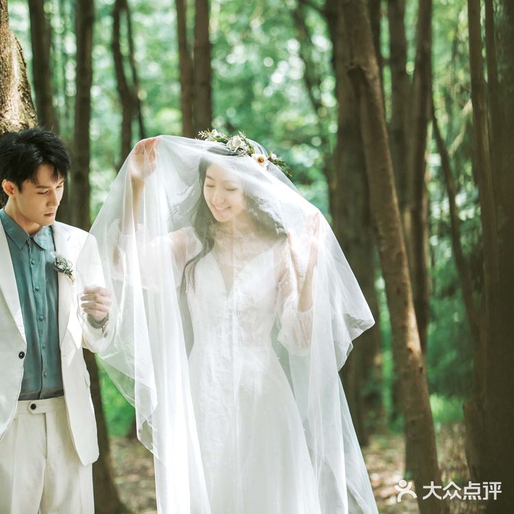 如何拍出漂亮外景婚纱照？外景拍摄动作怎么摆？[森系小合集]