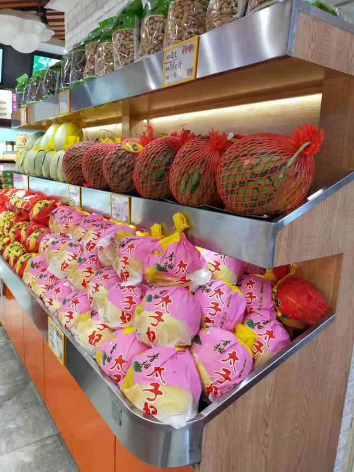 乡巴佬水果店-"黑心店,怪不得没人,一个凤梨服务员挑好去.