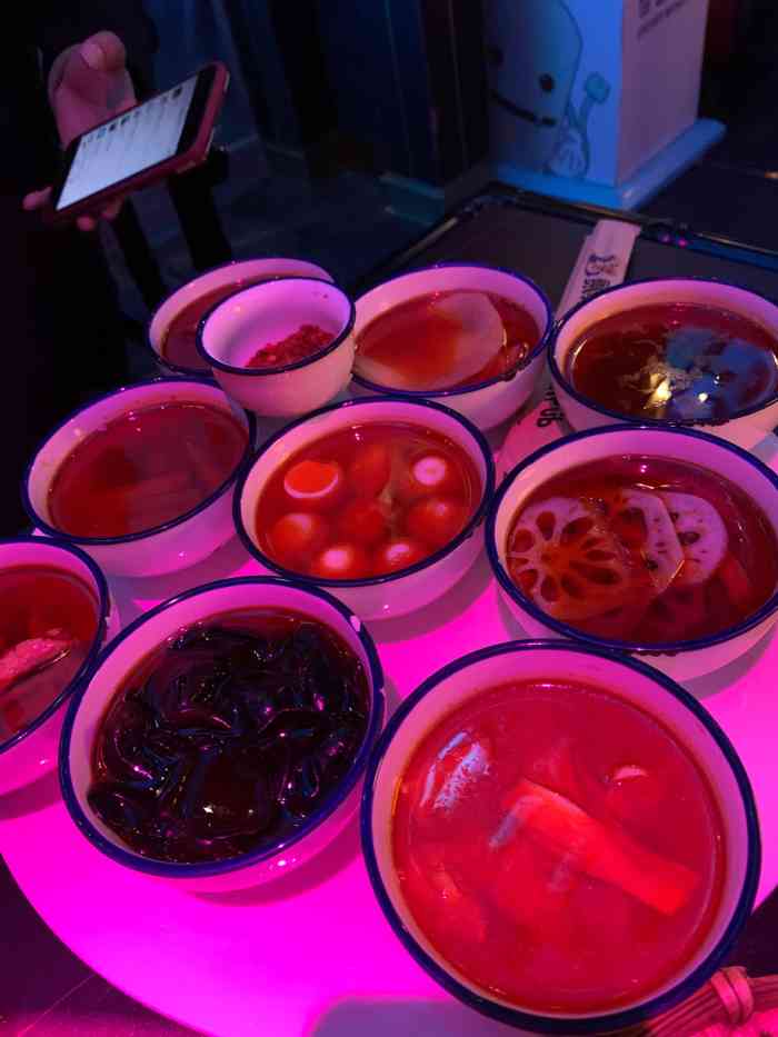 贰麻酒馆(武汉天地斗酒场店)-"91推荐酒:98晕茶,用复古的白瓷茶杯