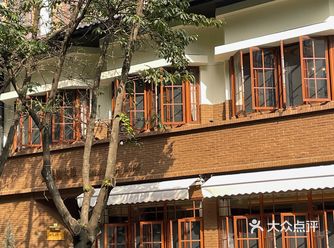 成都 | 独栋复古小洋楼街头沐浴秋日阳光