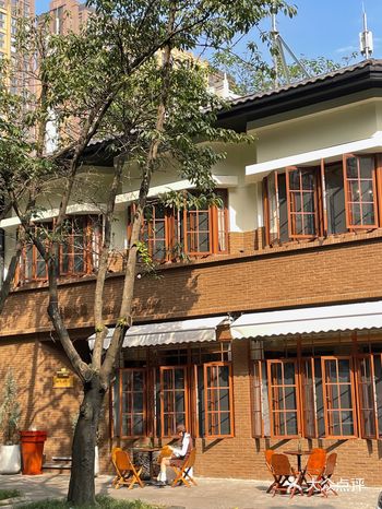 成都 | 独栋复古小洋楼街头沐浴秋日阳光