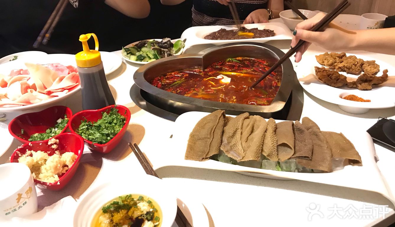 锅底还是心形的感觉是比较新派的火锅吧推荐品尝