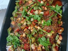 特色烤牛肉，五花肉，烧烤，炒饭都很好吃，价格不等，特色基本都是80一斤，分量很足。-高原红火盆烧烤(巴东店)