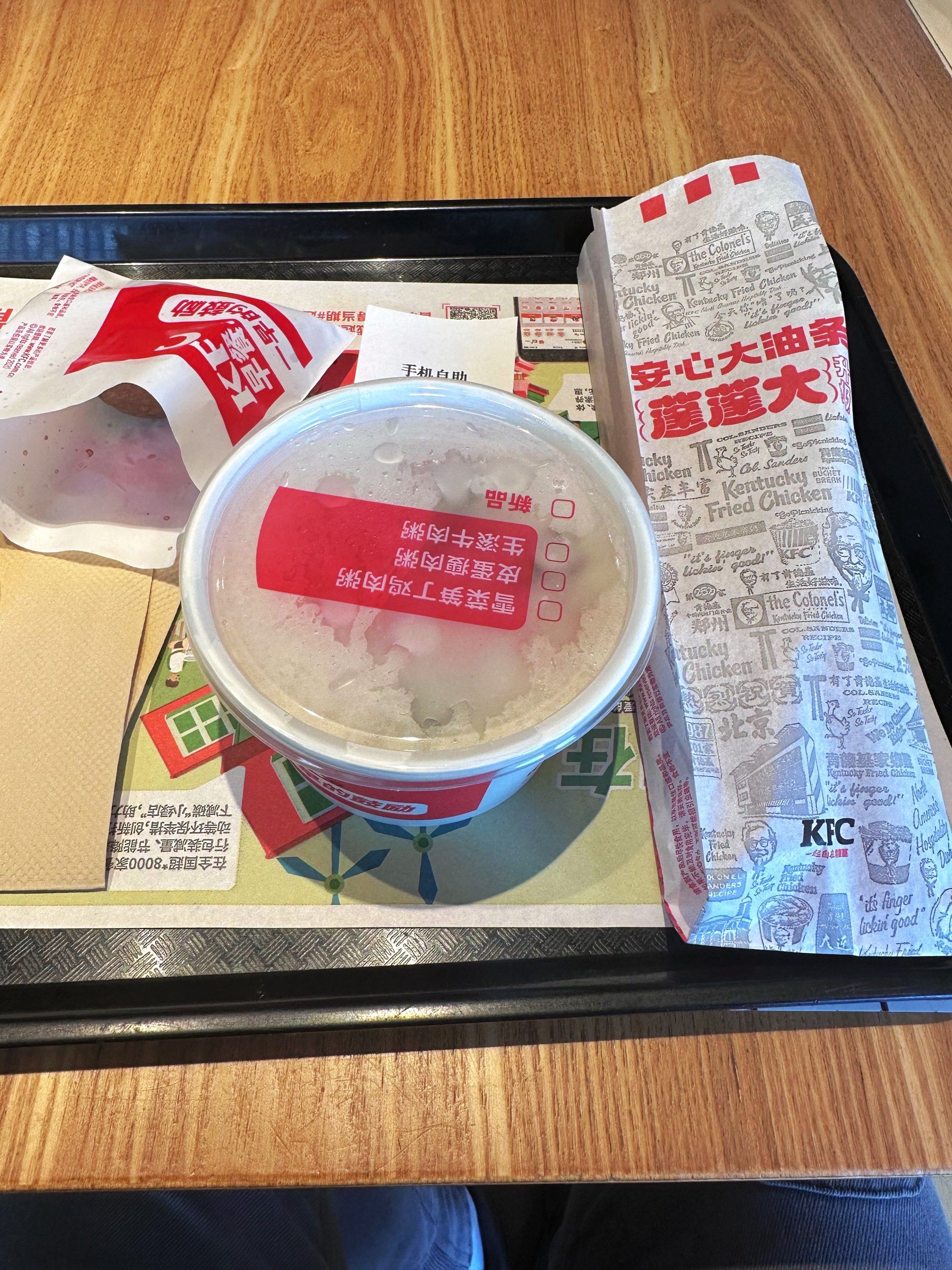 肯德基的瘦肉粥油条茶叶蛋套餐,8元团购的,虽然早餐十点结束,但是这个