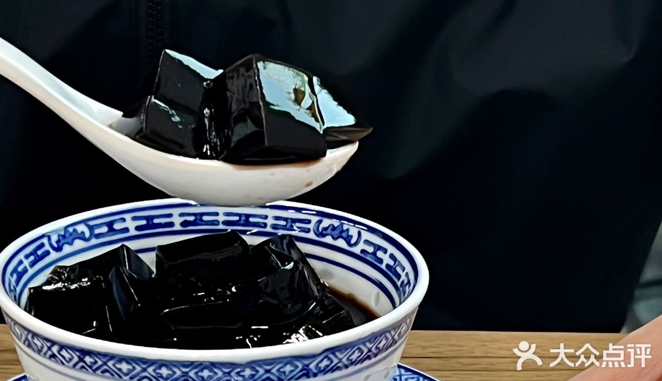 胡同里全是街坊叔叔阿姨的店，别提多正宗了