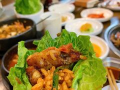 等拌饭上来一起包着吃-·缸桶屋·韩式牛肋条自助烤肉(西湖D11店)