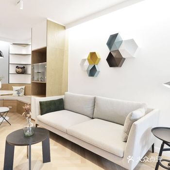 玄关处的灰色墙面让小窝从外到内有个良好的过渡