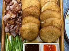 小饼炭烧肉-龙香居海鲜浑锅家常菜·特色驴肉