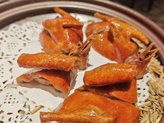招牌脆皮乳鸽-炆艺乳鸽·煲仔饭大排档(望京来广营店)