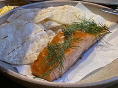 烟熏三文鱼配烤饺子皮和芥末籽酱-BOR Eatery(安福路店)