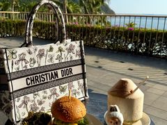 和牛芝士汉堡-日落吧·海景咖啡厅·餐酒吧·鸡尾酒·下午茶·乐队表演·浪漫夕阳·三亚文华东方酒店