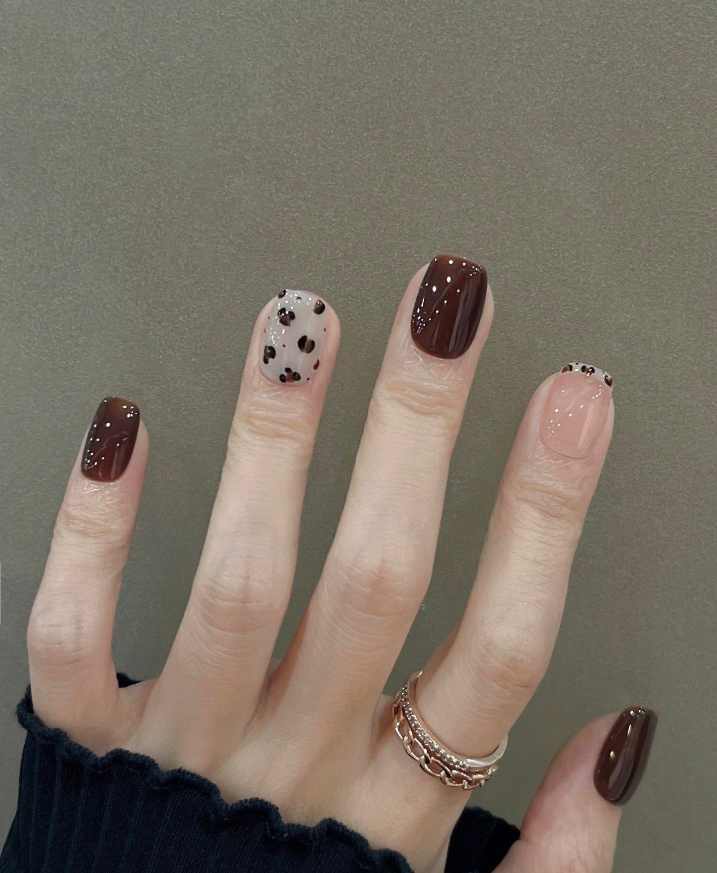 秋冬显白棕色美甲