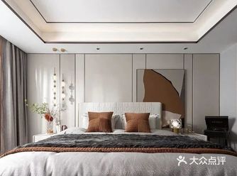 空间基调以暖灰色为主，一抹金色巧妙打破了沉闷