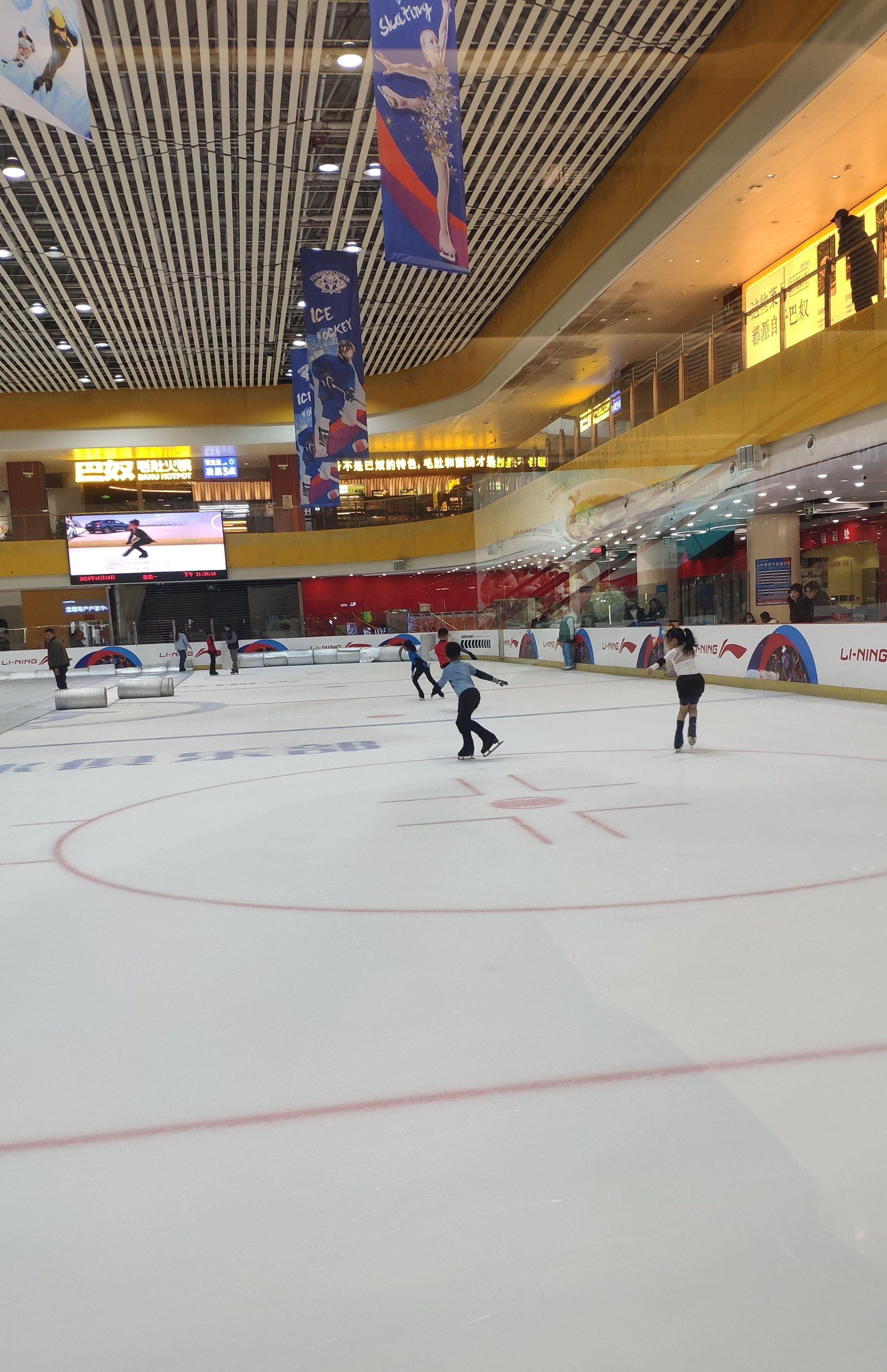 0元玩转这座城室内滑冰场.非常的棒.大