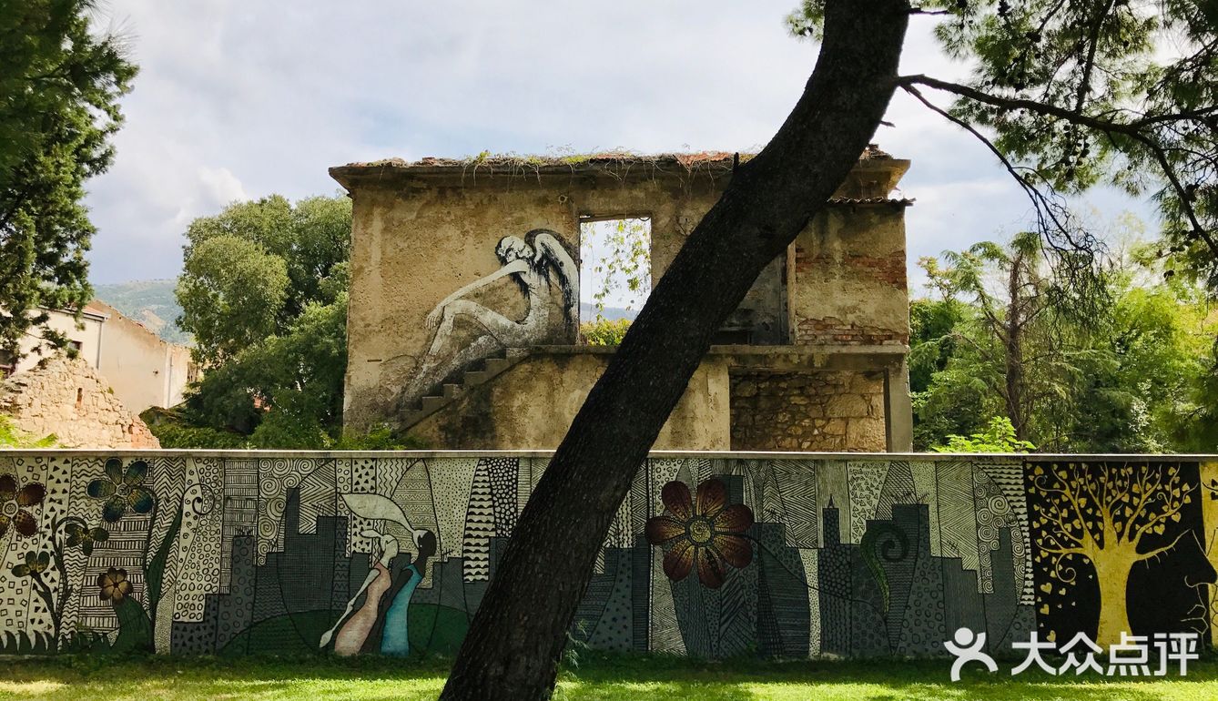 晨游波黑：Mostar 颓垣败瓦上的弹孔与涂鸦