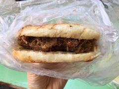 烧饼夹牛肉-老西关黄老太牛肉烧饼